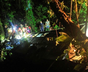 Ônibus caiu em ribanceira em Santa Catarina na noite de sábado (14) 