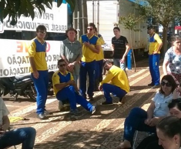 Funcionários dos Correios que aderiram à paralisação em Cascavel, no PR 