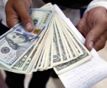 Na quinta-feira, dólar bateu em R$ 3,30 pela primeira vez em quase 12 anos 