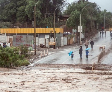 Chuva causa enchente em deserto do Chile 