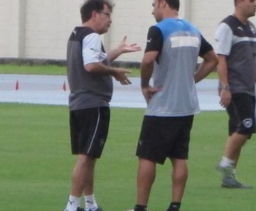 René Simões e Daniel Carvalho conversam em treino do Botafogo na última terça-feira: preparação para vínculo definitivo 