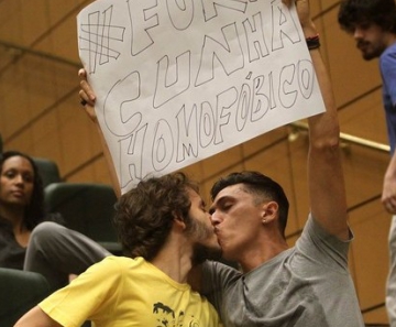 Dois manifestantes homossexuais se beijaram e ergueram cartazes durante protesto o deputado federal Eduardo Cunha na Assembleia de São Paulo. 