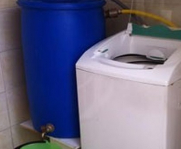 Bomba de 200 litros armazena água da máquina de lavar para reuso 