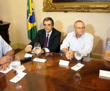 Da esquerda para a direita, Pezão, Cardozo, Beltrame e coronel Pinheiro Neto 