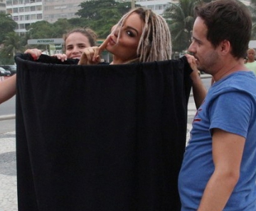 Dai Macedo e Mendigata se trocam na praia durante campanha fitness em Copacabana 