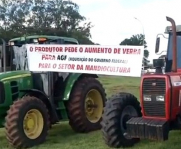 Protesto dos produtores de mandioca da região de Ivinhema, em Mato Grosso do Sul, começou nesta segunda (30)