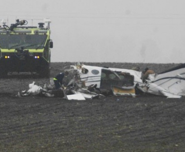 Investigadores trabalham no local da queda de um avião de pequeno porte em Illinois, nos EUA; as sete pessoas a bordo morreram 
