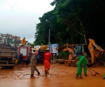 Deslizamento de terra deixa feridos em Salvador na manhã desta quinta-feira 