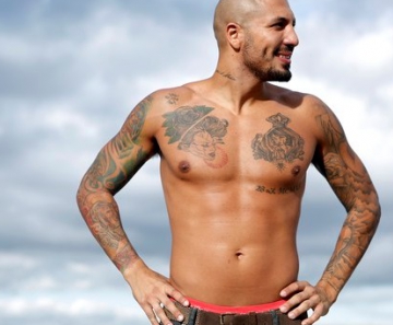 Ex-BBB Fernando posa para o Paparazzo e mostra suas 18 tatuagens