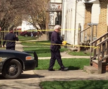 Policiais são vistos em frente a casa onde um menino de 3 anos disparou uma arma e matou uma criança de 1 ano em Cleveland, nos Estados Unidos, neste domingo (12) 