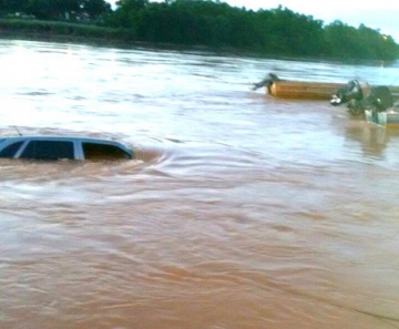 Carro caiu com cinco pessoas dentro do rio Araguaia, em Barra do Garças. 