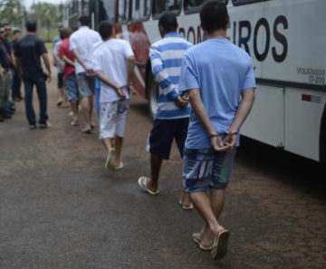 Brasília - O último grupo de adolescentes que cumprem medida de internação no antigo Caje, são levados para as novas unidades de internação