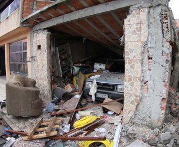 Uma casa ficou destruída em Suzano após uma explosão na madrugada desta quarta-feira (22) 