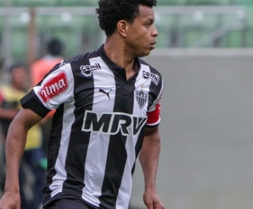 Edcarlos, zagueiro do Atlético-MG, vem usando a braçadeira de capitão, na ausência de Leonardo Silva