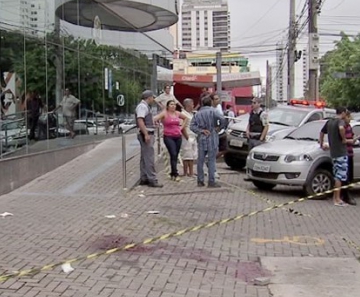 Rapaz tentou correr depois de ser baleado e morreu a poucos metros da boate, em Cuiabá. 