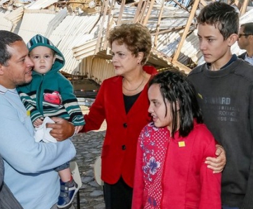 A presidente Dilma Rousseff, durante encontro nesta segunda (27) com famílias afetadas por tornado que atingiu a cidade de Xanxerê (SC) 