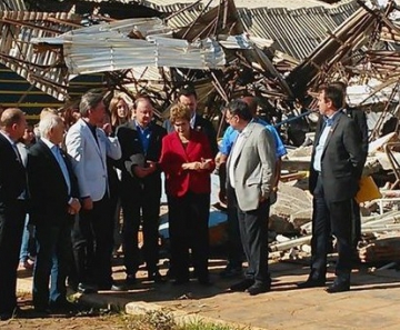 Dilma visitou escombros de ginásio com moradores de Xanxerê e políticos 