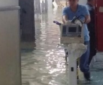 Funcionário do Hospital Santo Antônio passa pela água com aparelho utilizado na unidade 