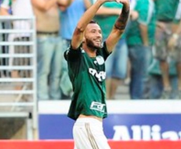 Leandro Pereira comemora gol sobre o Santos