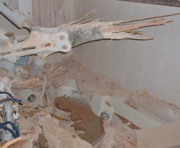 Foto feita logo após a queda do rotor do helicóptero no banheiro do casal Fuchs: imagem mostra pá do conjunto de hélices quebrada 