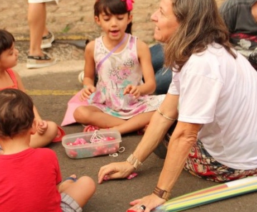 Projeto 'Na Rua da Julia' resgata brincadeiras antigas em Piracicaba