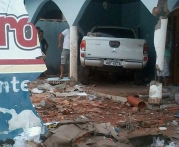 Motorista derrubou muro de residência na cidade de Tesouro, em Mato Grosso. 
