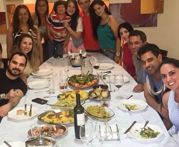 Zezé Di Camargo e Luciano almoçam com a família 