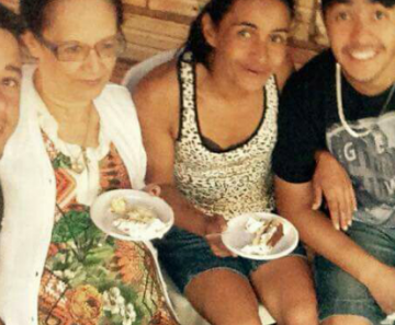 Flávio (esq), Clemilda, Cirlene e Jônatas em almoço familiar 