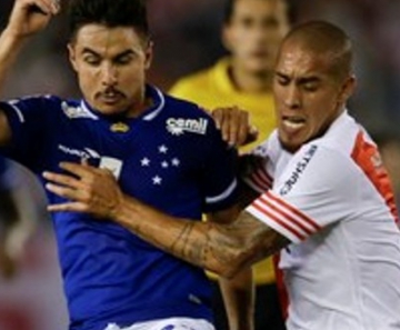 Atacante Willian disputa bola com jogador do River Plate, no Monumental de Nuñez 
