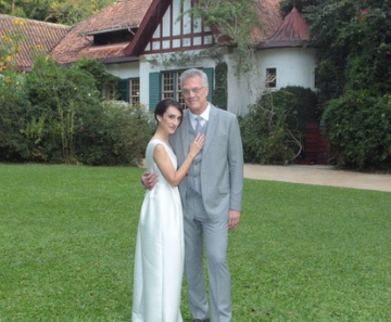 Maria Prata e Pedro Bial posam juntos: jornalista e apresentador se casaram neste sábado, 23, em cerimônia em Petrópolis, regiçao serrana do Rio 