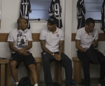 Sheik e Guerrero conversam em vestiário: jogadores vão deixar o Timão 