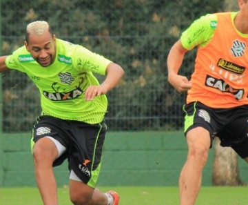Thiago Santana (esquerda) no treino ao lado de Everaldo no CFT  