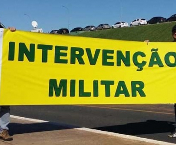 Dupla estende faixa pedindo intervenção militar em frente ao Congresso; Movimento Brasil Livre diz ser contra a volta dos militares ao poder 
