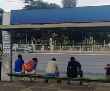 Passageiros aguardavam pelo transporte coletivo na Avenida Fernando Corrêa, em Cuiabá. 