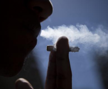 O consumo de cigarros no Brasil é maior na faixa etária entre 45 e 54 anos (13,2%) e menor entre jovens com idade entre 18 e 24 anos (7,8%), mostra Vigitel