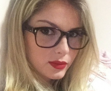 Bárbara Evans posa de óculos para selfie