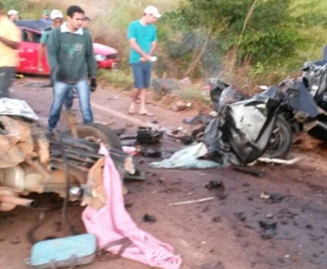 Carros ficaram destruídos após acidente em rodovia.
