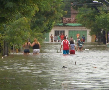Na Rua Hélio Brandão, no bairro do Ipsep, os moradores andaram com a água na altura da cintura. 