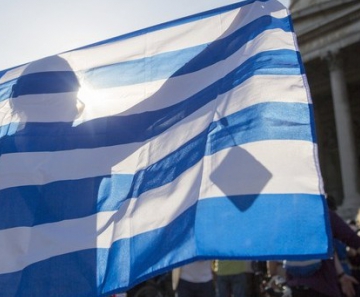 Manifestantes reúnem-se em frente ao BC Europeu em defesa da Grécia, em Londres, nesta segunda-feira (29) 