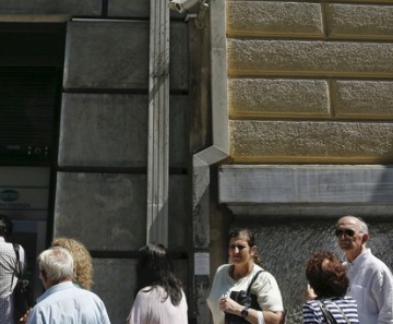 Gregos fazem fila para caixa eletrônico em agência fechada do Banco Nacional nesta terça-feira, depois de o governo grego impor limite de saques diários nesta semana 