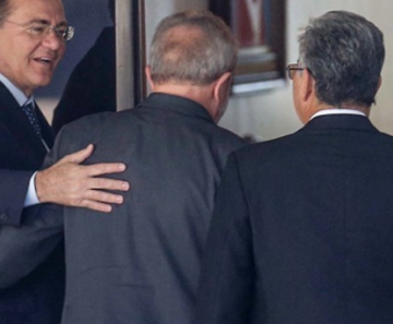 Lula é cumprimentado por Renan Calheiros e Romero Jucá na chegada à residência oficial do Senado 