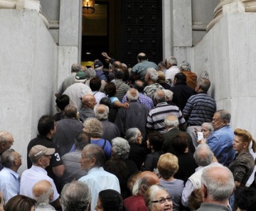 Pensionistas aguardam abertura de agência para sacar parte de seus benefícios. Os bancos gregos estão fechados para as demais operações 