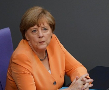 Chanceler Angela Merkel fala durante debate sobre a crise grega em Berlim