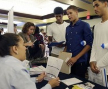 Jovens procuram emprego em feira nos Estados Unidos 