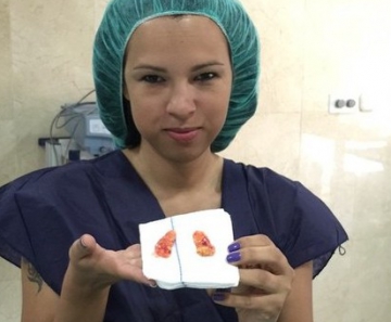 Ex-BBB Ariadna após operação em uma clínica em Málaga, na Espanha 