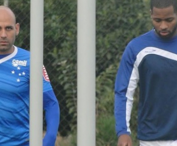 Bruno Rodrigo e Dedé conversam durante treino do Cruzeiro nesta sexta-feira