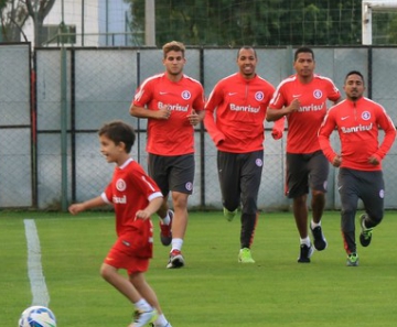 Jogadores do Inter retomam os treinos após derrota em Recife