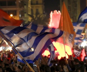 Partidários do 'não' comemoram resultado do referendo na praça Syntagma, em Atenas