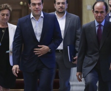 O primeiro-ministro grego, Alexis Tsipras (segundo à esquerda) chega para reunião de líderes políticos em Atenas nesta segunda-feira (6) 