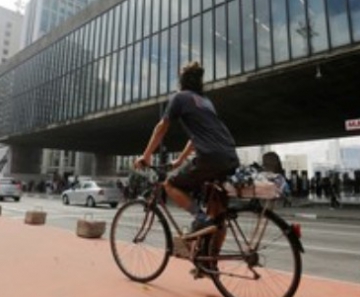 Ciclistas utilizam a ciclovia da Avenida Paulista 